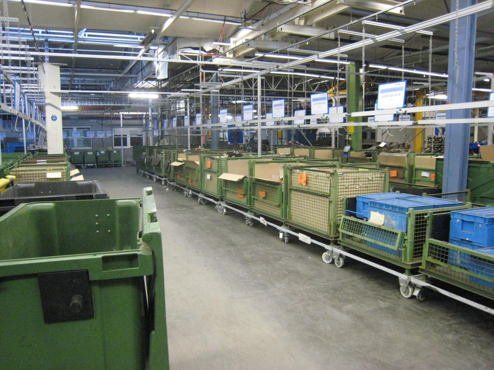 �ber Gitterboxen abgeh�ngter Displaykanal